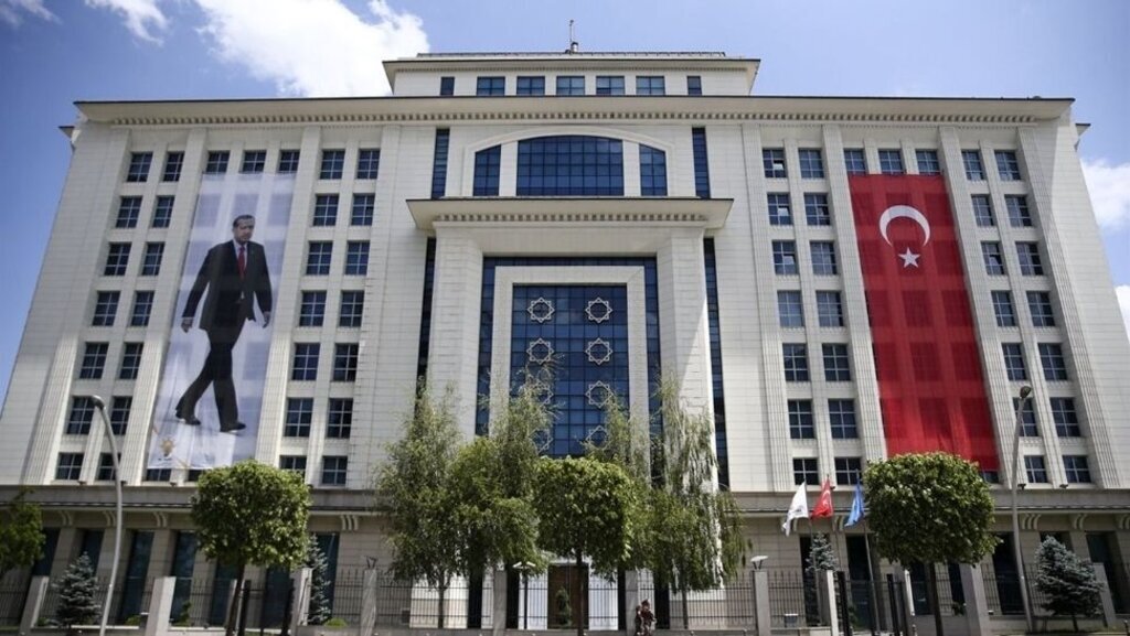 AK Parti MKYK Sona Erdi