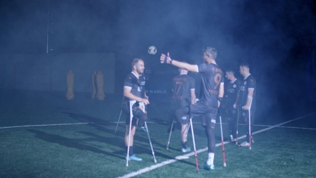 Ampute futbolunun parlayan ekibi Alves Kablo oyuncuları reklam filminde oynadı