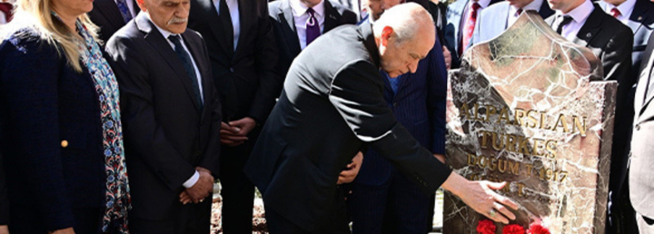 Bahçeli Türkeş’in mezarını ziyaret etti