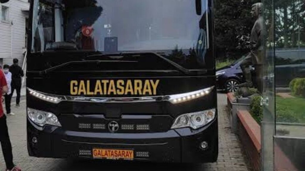 Galatasaray Heyetini Taşıyan Otobüs Taşlı Saldırıya Uğradı