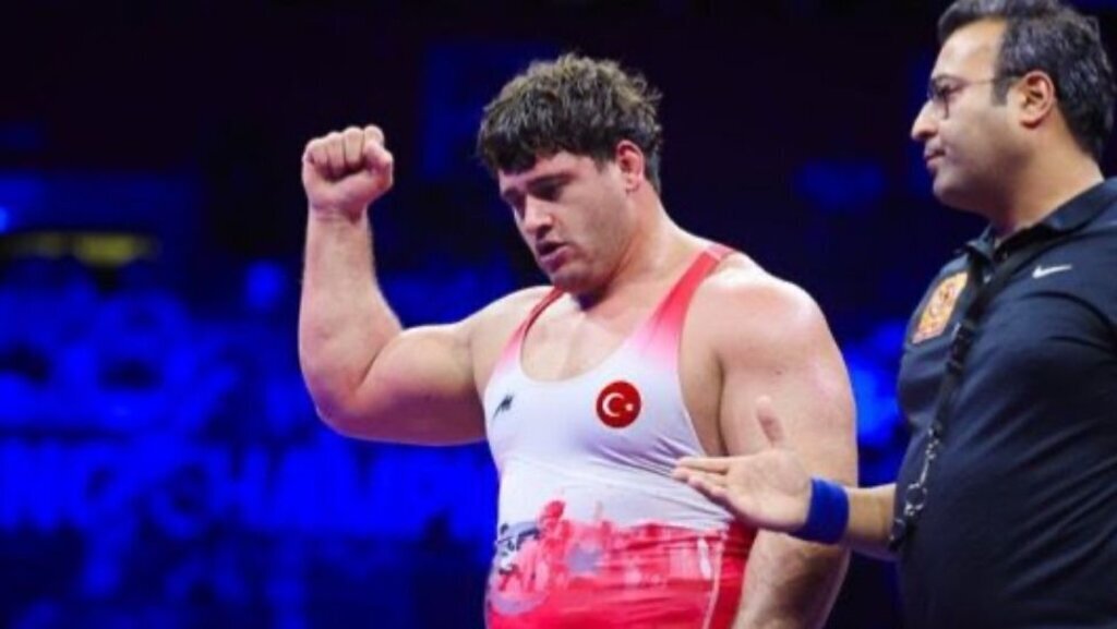 Gençlik ve Spor bakanı Dr. Osman Aşkın Bak Rıza Kayaalp’i Tebrik Etti