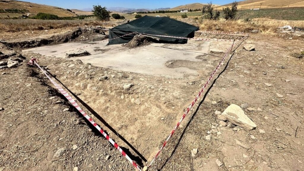 Traktör Taşa Takıldı, Tarladan Tarih Fışkırdı!