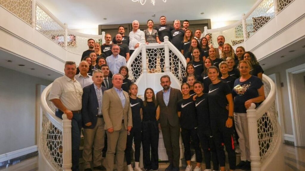 Turkcell Kadın Futbol Süper Ligi 2022-2023 Sezonu Şampiyonu ABB FOMGET Kadın Futbol Takımından Ankara Kent Konseyi’ne Ziyaret