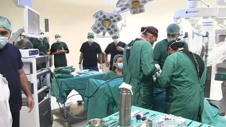12 yıldır kasık ve karın ağrısı çeken hasta robotik cerrahiyle sağlığına kavuştu