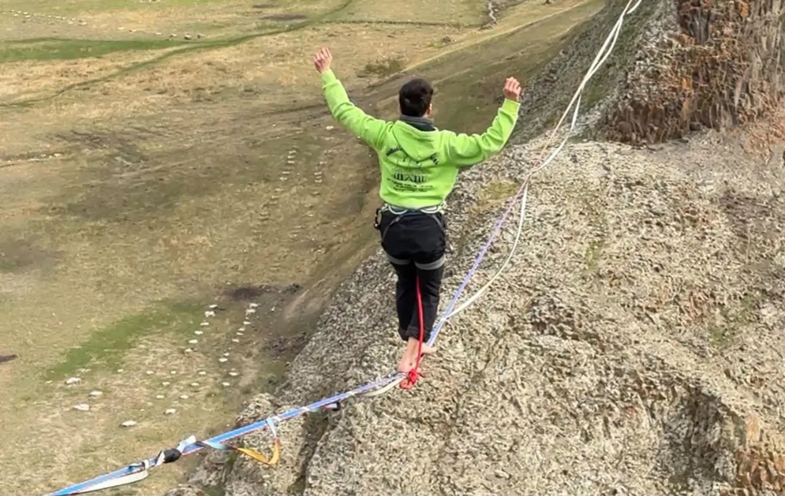 120 metre genişliğinde 60 metre derinliğindeki kanyonda halat üzerinde yürüyüş