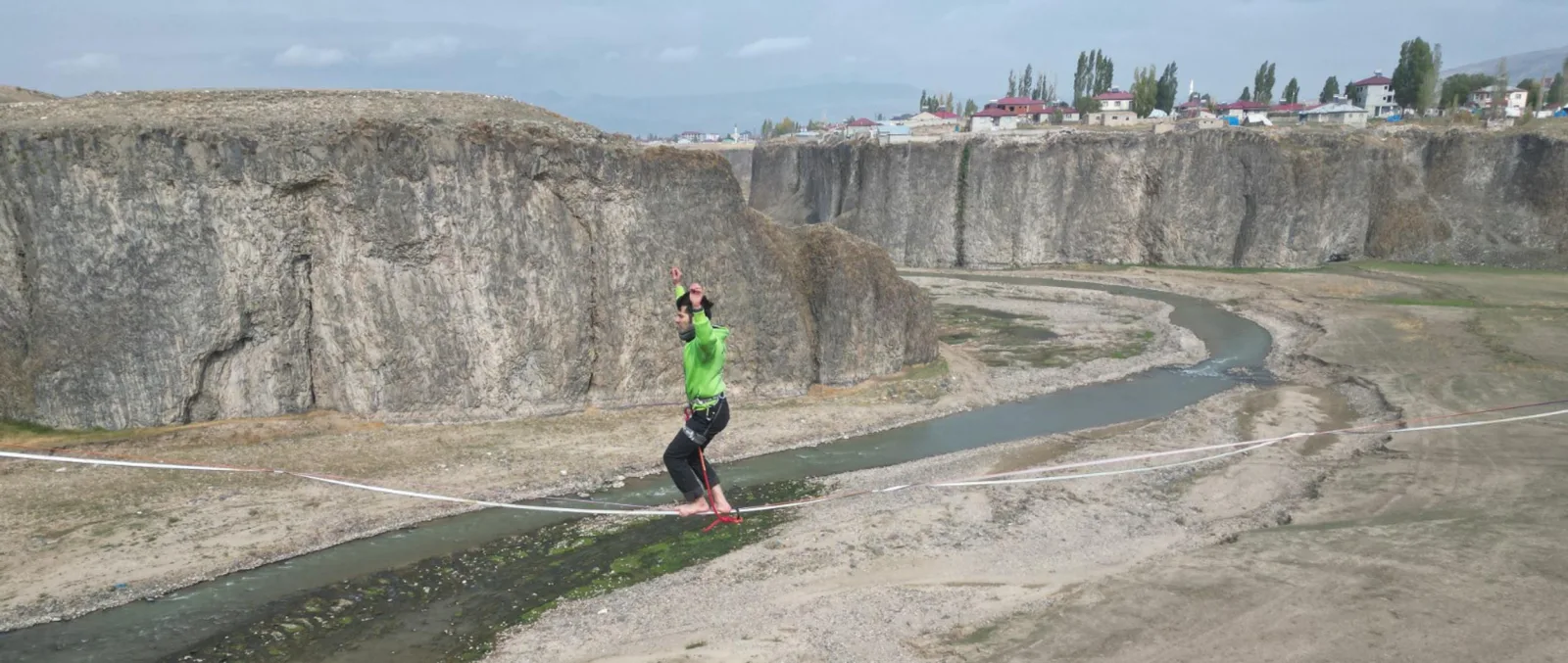 120 metre genişliğinde 60 metre derinliğindeki kanyonda halat üzerinde yürüyüş