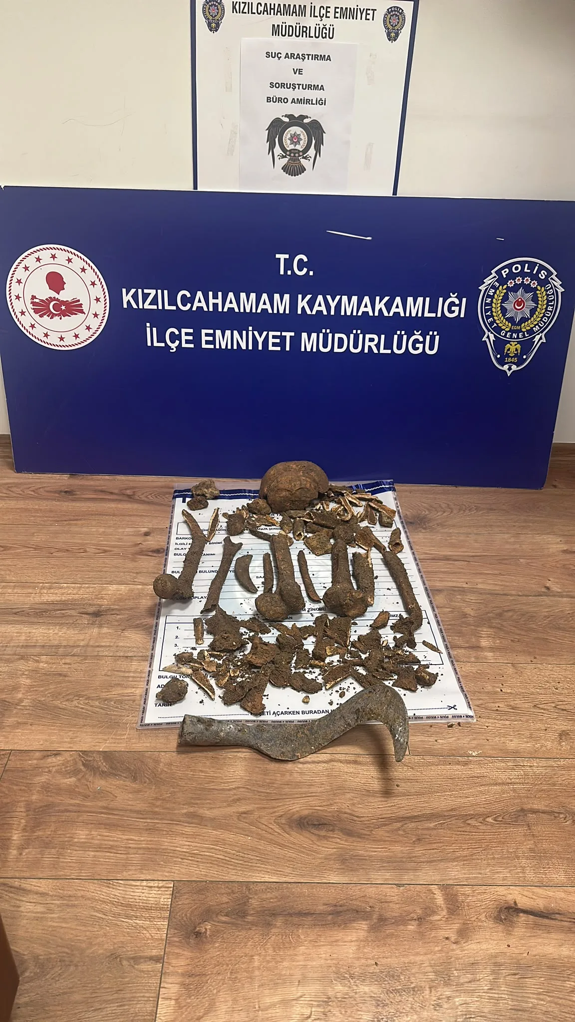 17 yıldır kayıp olan kadına ait, altında insan kemikleri bulunan ev kundaklanmış