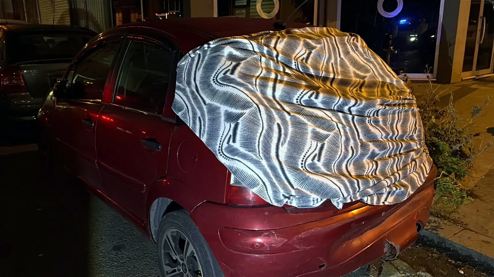 2 araca çarpan sürücü otomobilini bırakıp kaçtı; 1 yaralı
