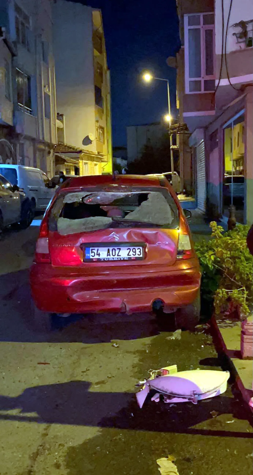 2 araca çarpan sürücü otomobilini bırakıp kaçtı; 1 yaralı