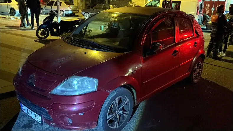 2 araca çarpan sürücü otomobilini bırakıp kaçtı; 1 yaralı