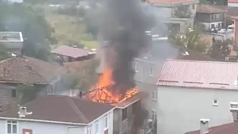 2 katlı ev ve hasat edilen fındıklar yandı