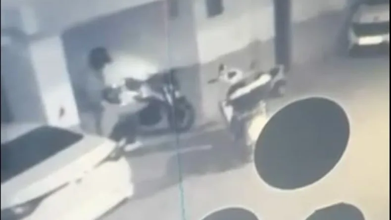 2 şüphelinin motosikletten parça çaldıkları anlar kamerada