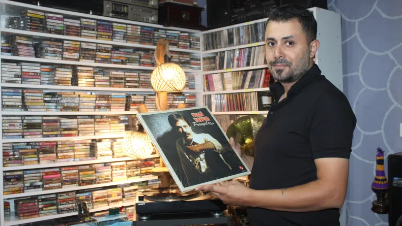 25 metrekare odada 15 bin plak, kaset ve CD’den oluşan koleksiyon oluşturdu
