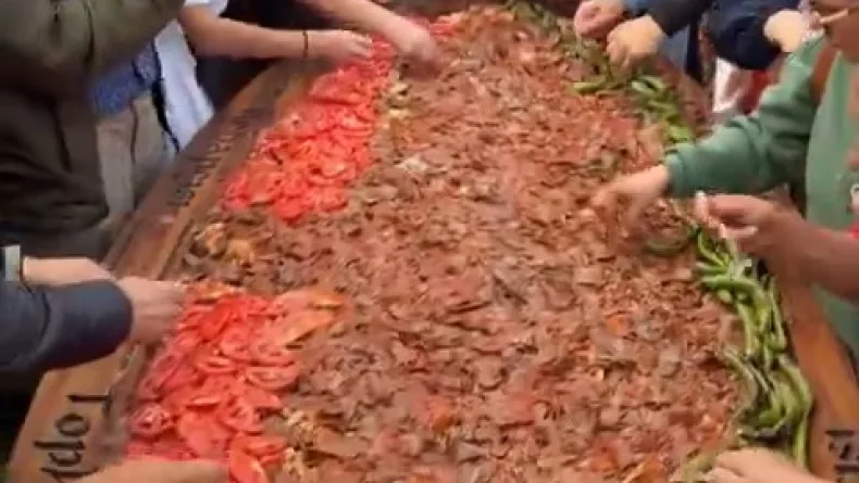 3 metrelik tepside 50 kilo İskender kebabı yemek için sıraya girdiler