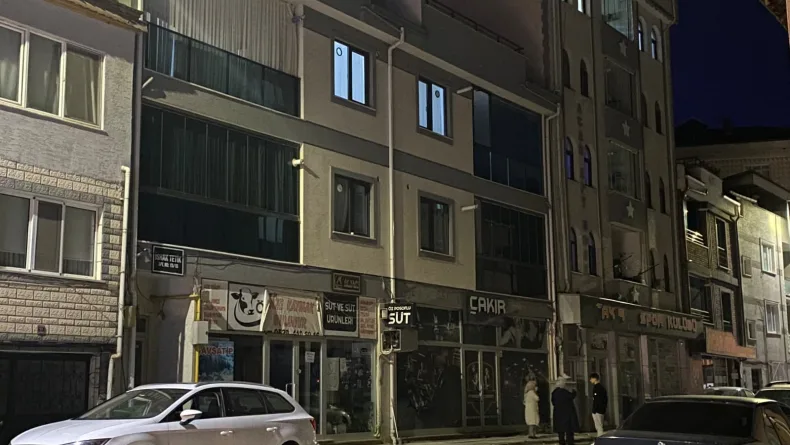 3’üncü kattaki evlerinin balkonundan düşüp, ağır yaralandı