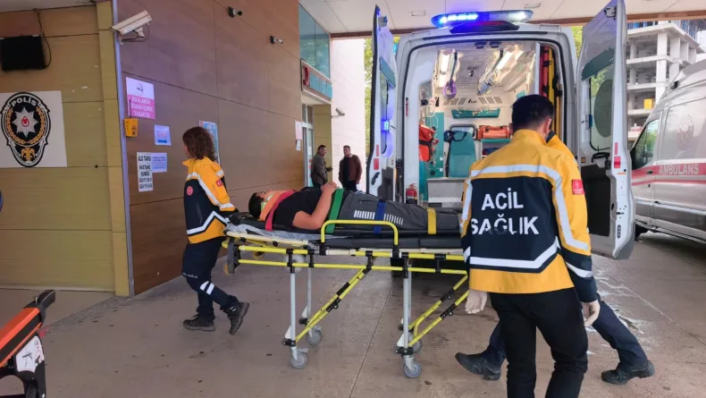 3'üncü kattan merdiven boşluğuna düşen çocuk yaralandı