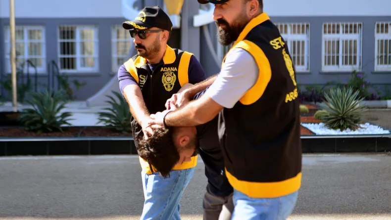 317 suçtan aranan firari hükümlü, saklandığı apartman dairesinde yakalandı
