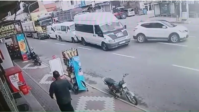 4 aracın karıştığı zincirleme kaza kamerada