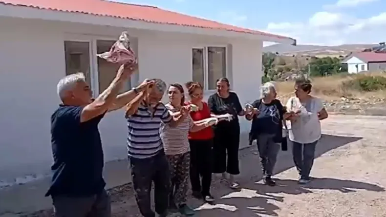 50 yıllık okul binasını imece usulü yenileyip, halayla kutladılar
