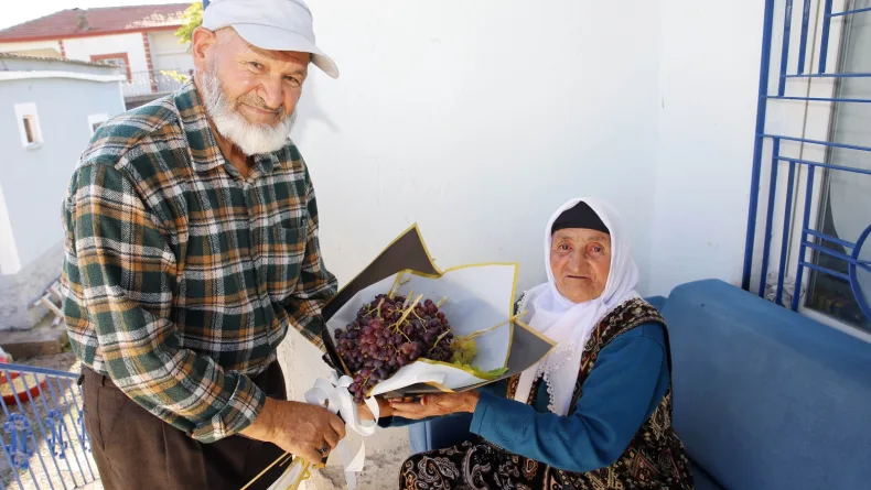 58 yıllık eşine her doğum gününde çiçek yerine üzüm hediye ediyor