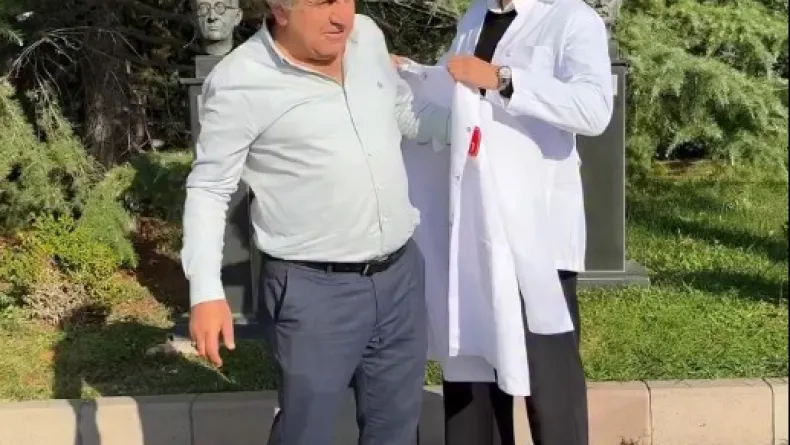 60 yaşındaki tıp öğrencisine önlüğünü oğlu giydirdi