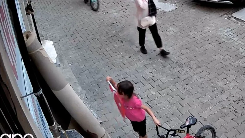 7 yaşındaki Nehir'in bayrak sevgisi kamerada