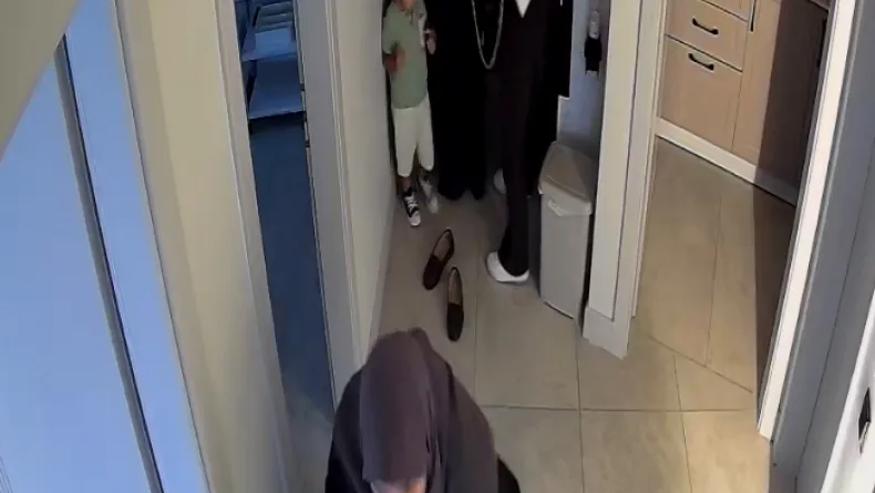 75 yaşındaki kadın, güzellik merkezine 'kirlenmesin' diye ayakkabısını çıkarıp girdi