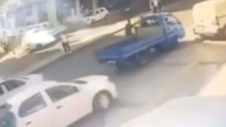Açtığı kamyonetin kapısı bisikletliye çarptı