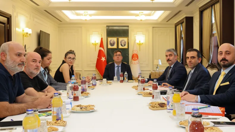 Adalet Bakan Yardımcısı Tuncay, depremde yakınlarını kaybedenlerle bir araya geldi