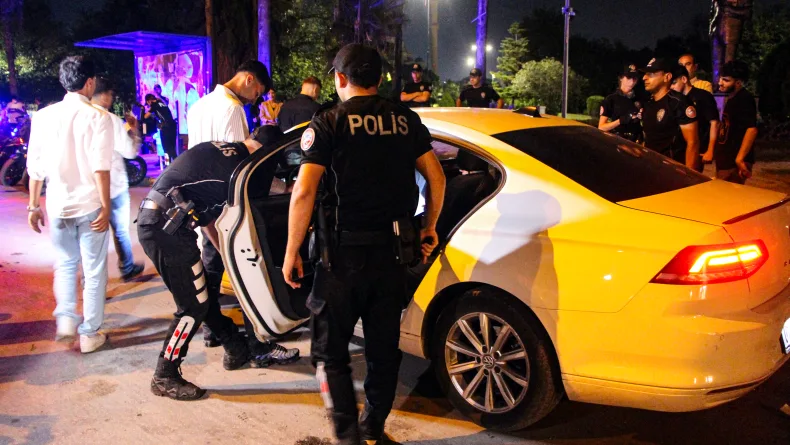 Adana’da 'Huzur ve Güven' denetimi; aranması olan 64 kişi yakalandı