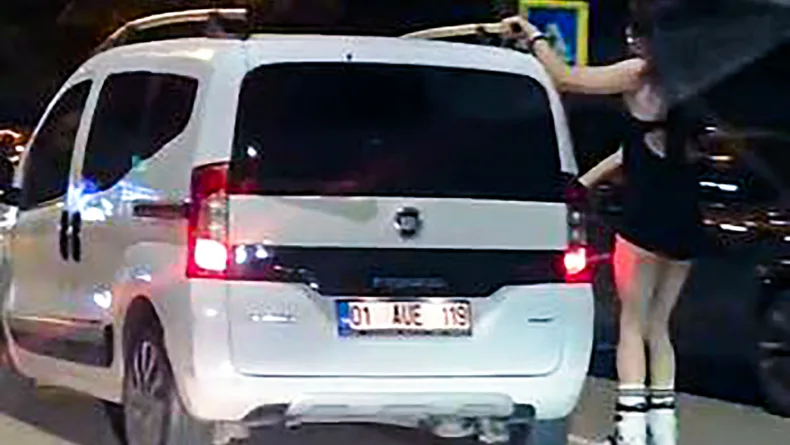 Adana'da patenle tehlikeli yolculuk kamerada