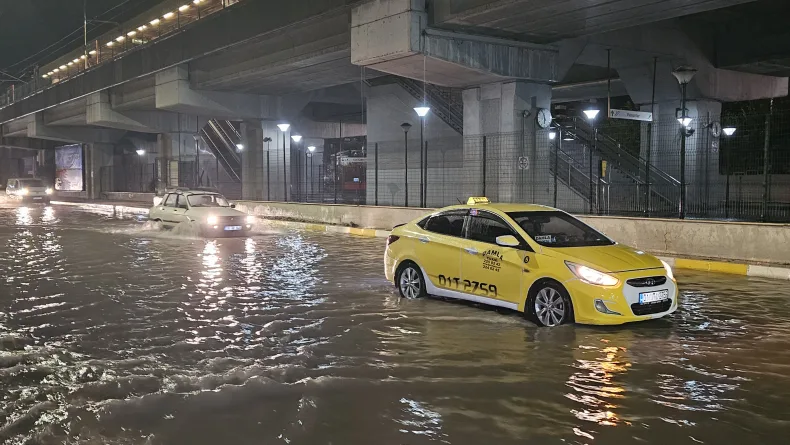 Adana'da sağanak; yollar göle döndü