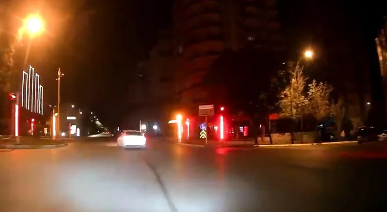 Adana’da selektör tartışmasında sürücünün küfür edip darp girişimi kamerada