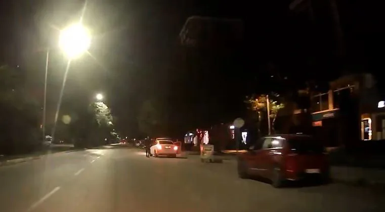 Adana’da selektör tartışmasında sürücünün küfür edip darp girişimi kamerada