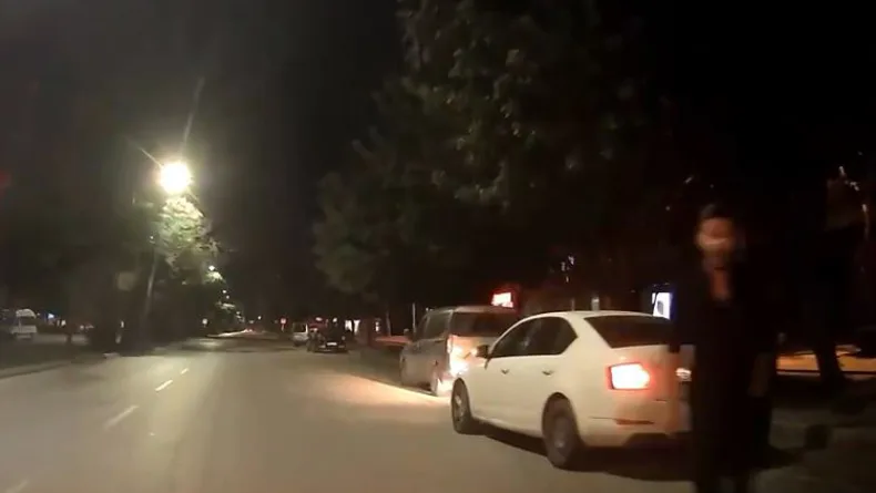 Adana’da selektör tartışmasında sürücünün küfür edip darp girişimi kamerada