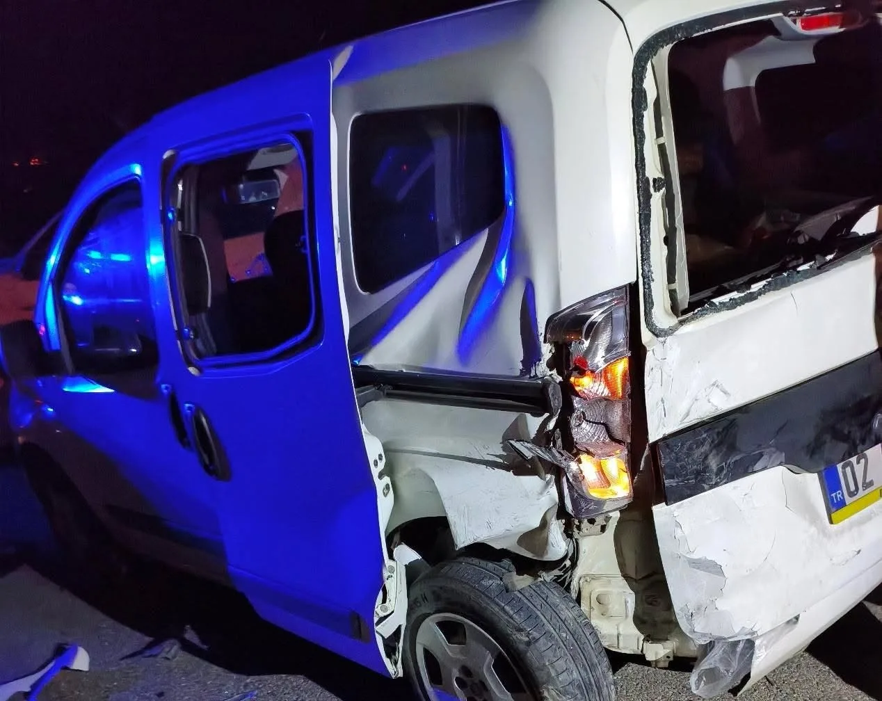 Adıyaman'da iki hafif ticari araç çarpıştı; 8 yaralı