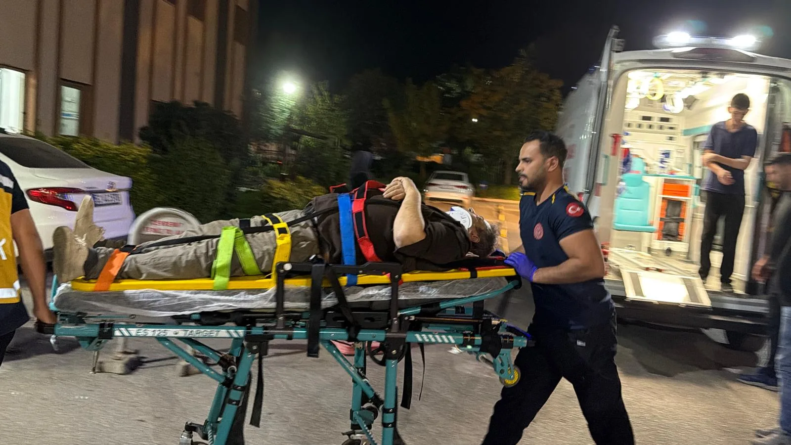 Adıyaman'da iki hafif ticari araç çarpıştı; 8 yaralı