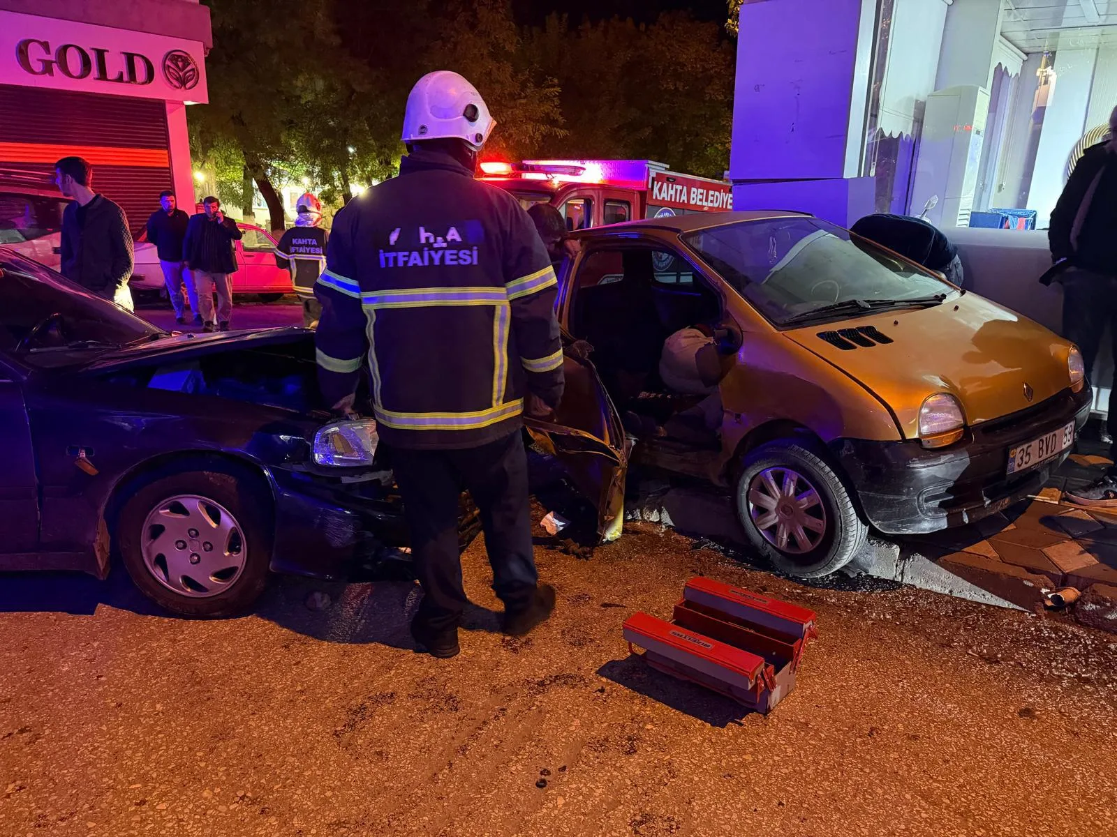 Adıyaman’da kazanın ardından savrulan iki otomobil vitrin camına çarptı: 2 yaralı