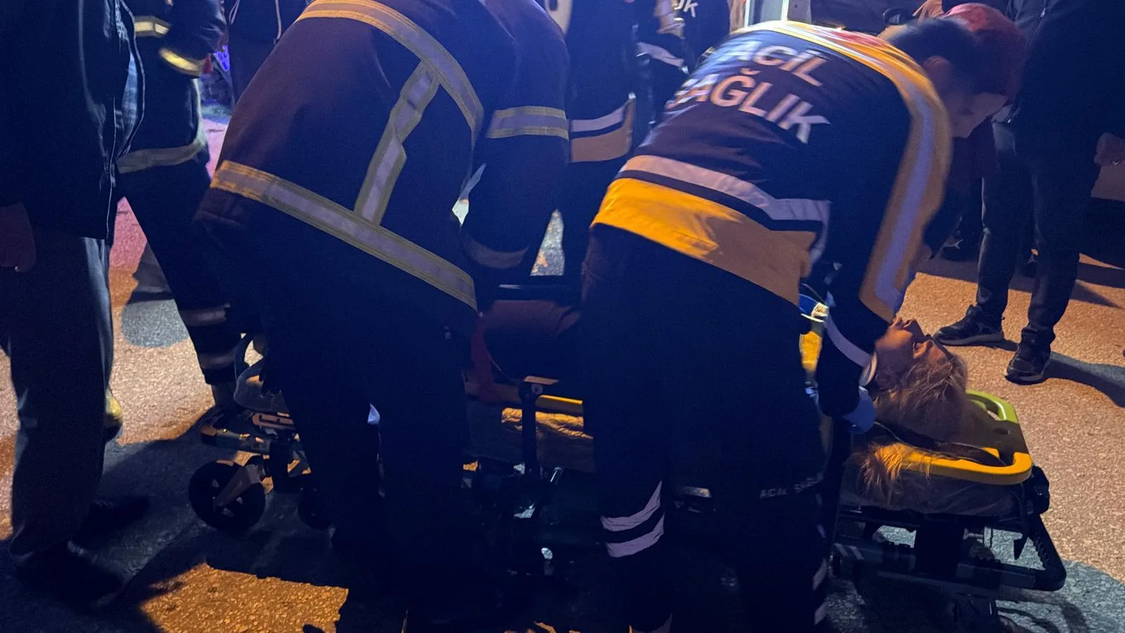Adıyaman’da kazanın ardından savrulan iki otomobil vitrin camına çarptı: 2 yaralı