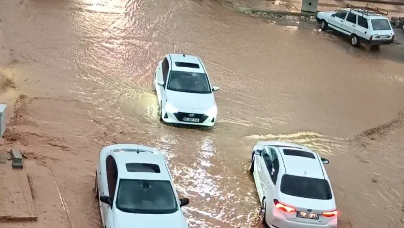 Adıyaman’da sağanak; araçlar suya gömüldü, caddeleri su bastı