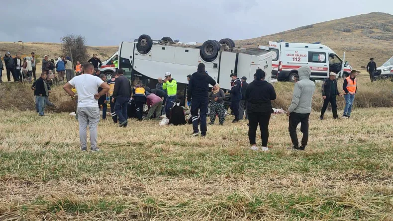Afyonkarahisar'da 1 kişinin öldüğü, 27 kişinin yaralandığı kazada midibüs şoförüne gözaltı