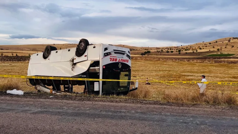 Afyonkarahisar'da midibüs, şarampole devrildi: 1 ölü, 27 yaralı (2)