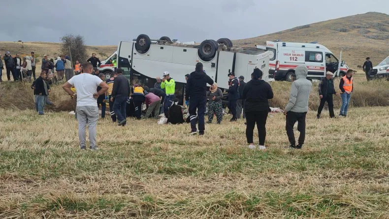 Afyonkarahisar'da midibüs, şarampole devrildi: 25 yaralı