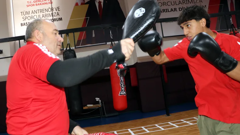 Ağabeyinin tavsiyesiyle kick boksa başlayan Furkan’ın hedefi dünya şampiyonluğu