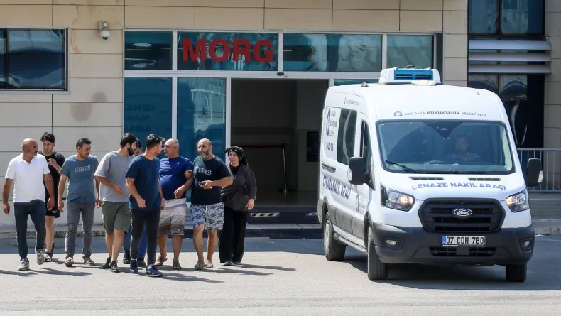 Ağaca çarpan otomobildeki sağlık çalışanı öldü, kardeşi ağır yaralandı (2)