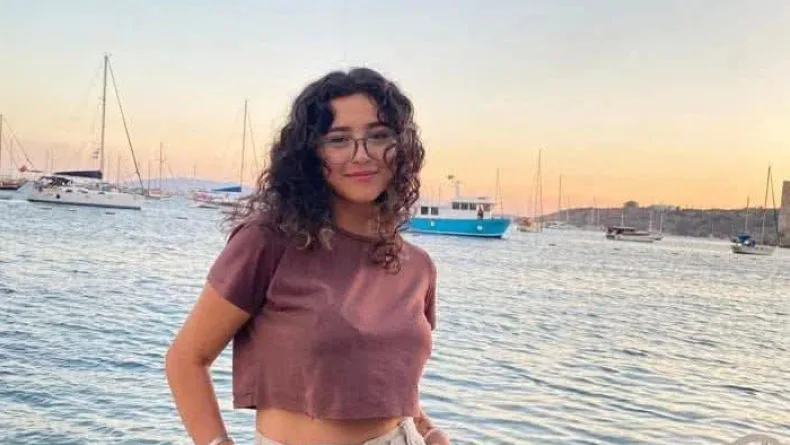 Ağaca çarpan otomobildeki sağlık çalışanı öldü, kardeşi ağır yaralandı