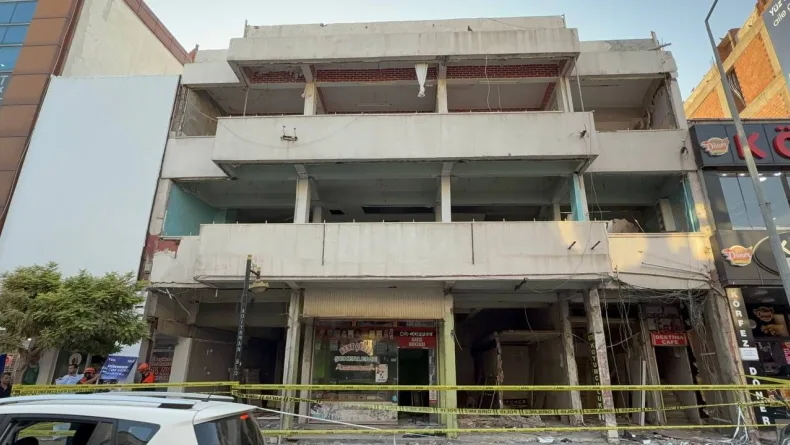 Ağır hasarlı binadan 'ses geldi' ihbarı ekipleri harekete geçirdi