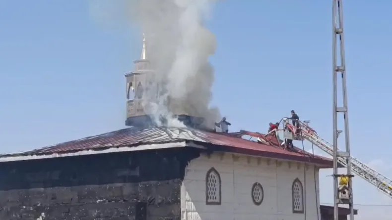Ağrı Şehir Mezarlığı'ndaki camide yangın