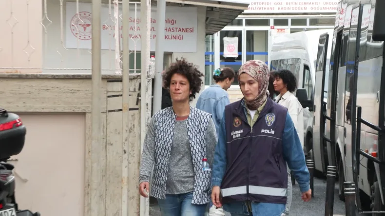 'Ailem Güvende' operasyonun ardından adliye önündeki eylemde gözaltına alınan 22 kişi sağlık kontrolüne getirildi