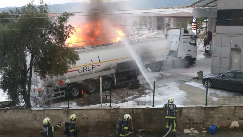 Akaryakıt istasyonunda tankerde çıkan yangın, yanındakine de sıçradı (2)